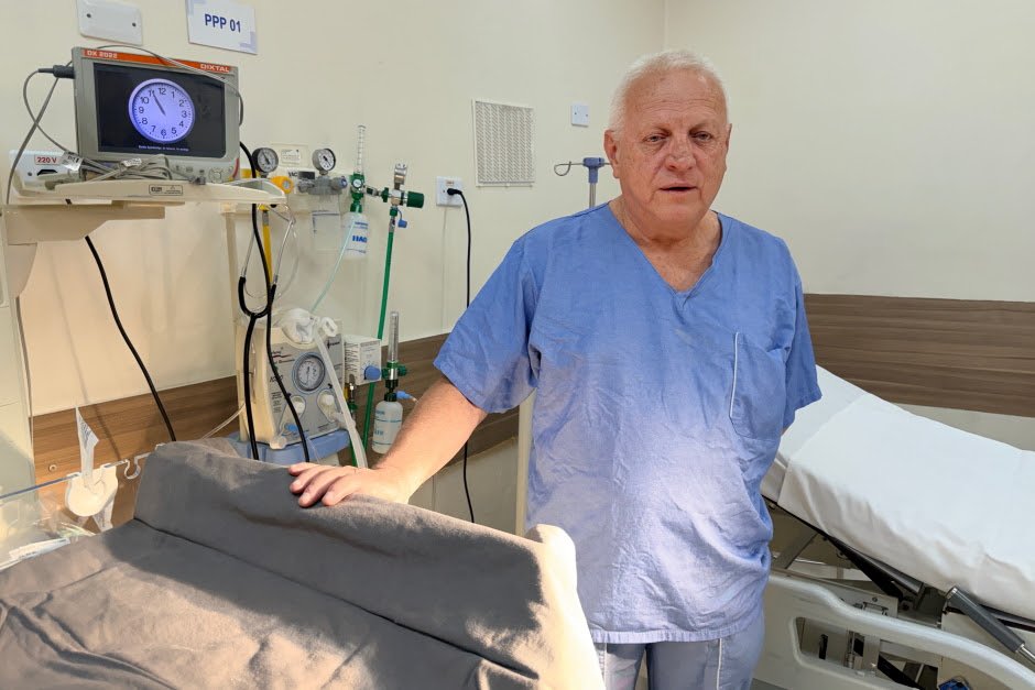 Dr. Arnaldo Rennó SJC — obstetra do Hospital Municipal em consulta na maternidade