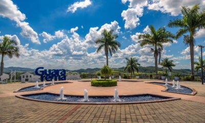 Feriado em Guararema 2026 — praça com letreiro da cidade recebe visitantes