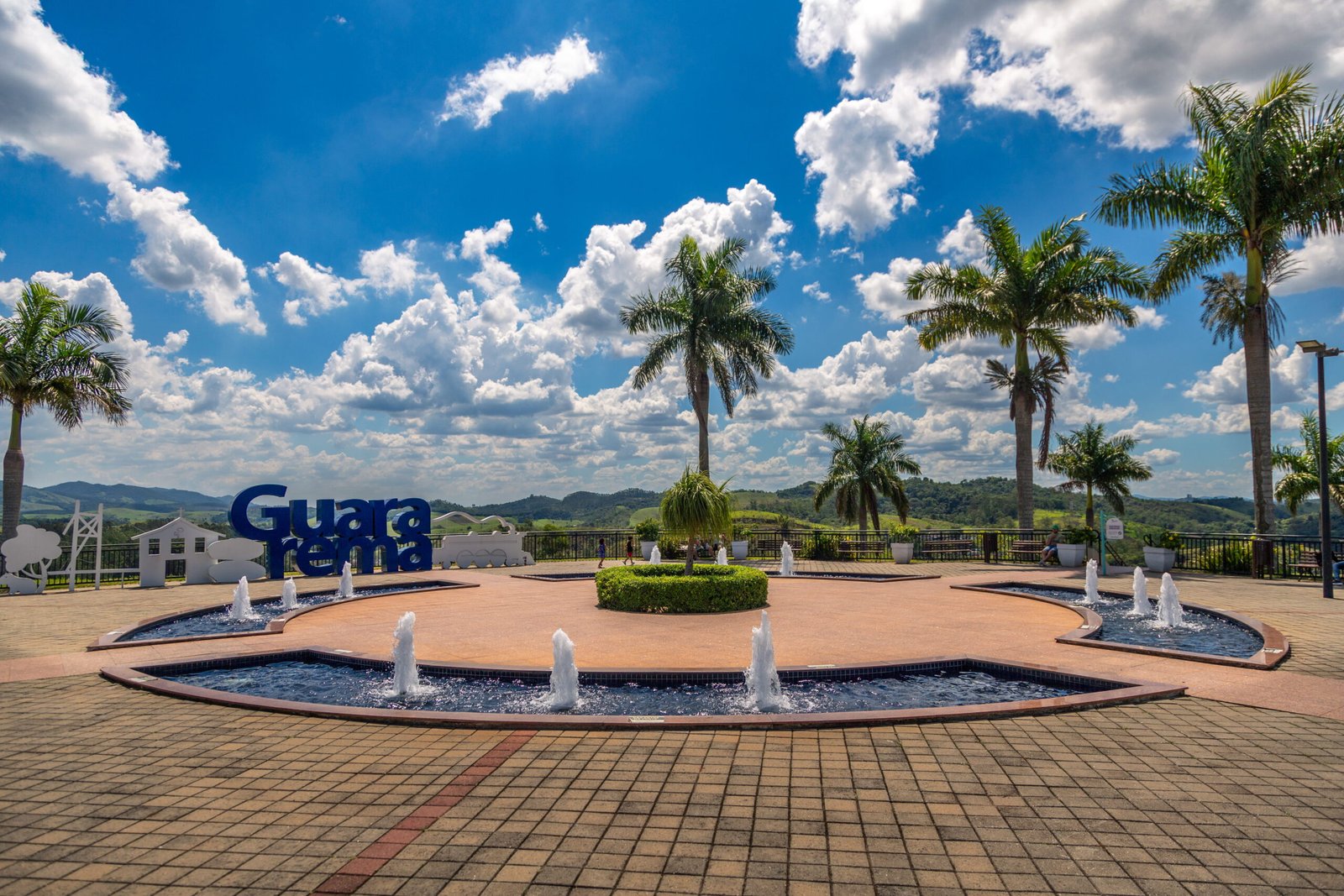 Feriado em Guararema 2026 — praça com letreiro da cidade recebe visitantes