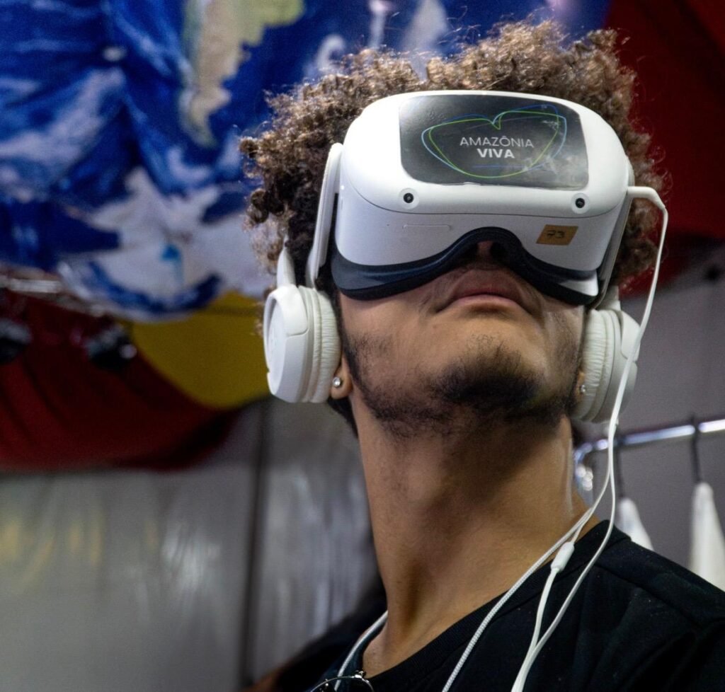 Pessoa usando óculos de realidade virtual para assistir ao filme Amazônia Viva