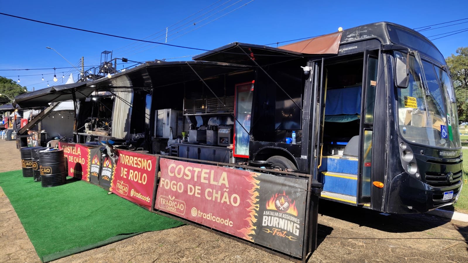 Busão do Churrasco no Burning Fest SJC 2026, atração itinerante de costela fogo de chão