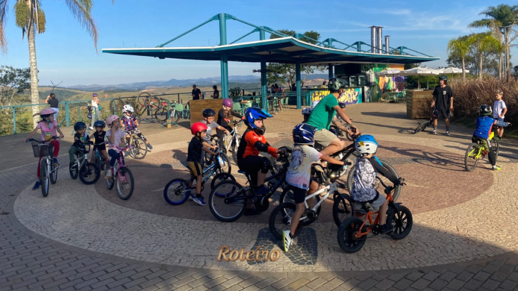Crianças participam da prova kids do campeonato brasileiro mountain bike