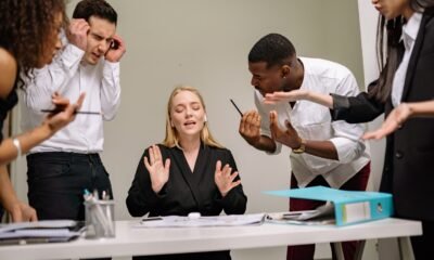Comunicação não violenta empresa — colegas em diálogo respeitoso no ambiente de trabalho