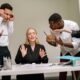 Comunicação não violenta empresa — colegas em diálogo respeitoso no ambiente de trabalho