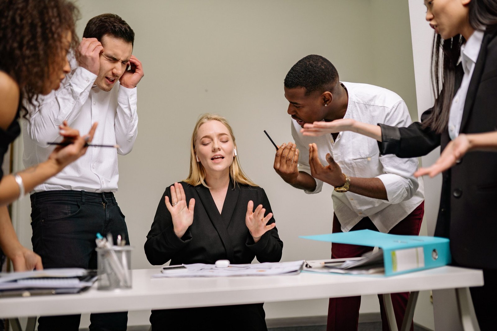 Comunicação não violenta empresa — colegas em diálogo respeitoso no ambiente de trabalho