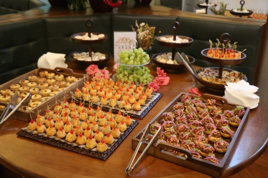 Todas pelo Vicentina SJC — mesa de canapés do Madá Café no lançamento