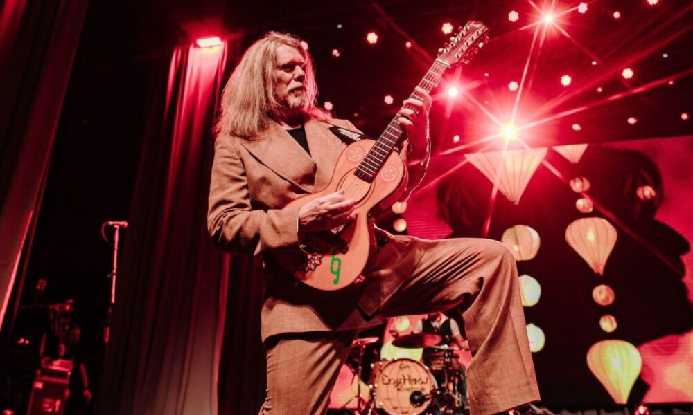 Humberto Gessinger toca violão no show Acústicos Engenheiros do Hawaii