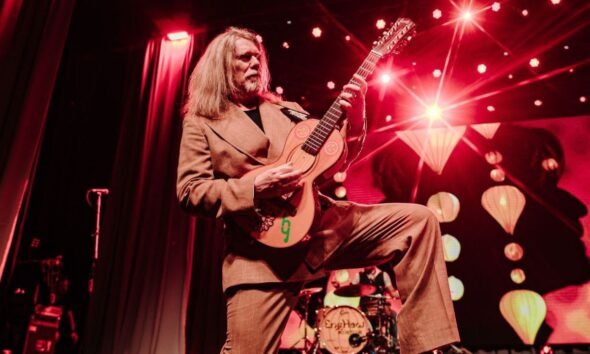 Humberto Gessinger toca violão no show Acústicos Engenheiros do Hawaii
