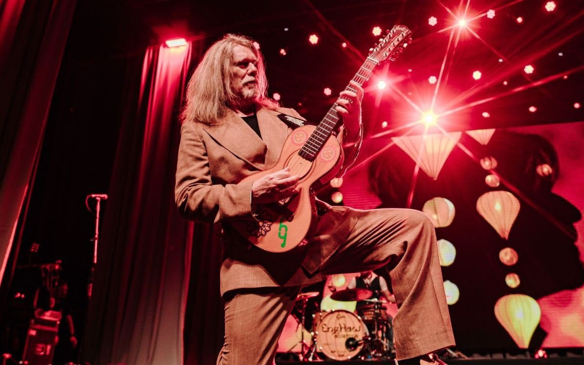 Humberto Gessinger toca violão no show Acústicos Engenheiros do Hawaii