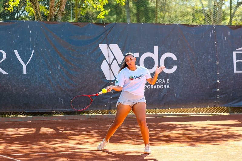 jogos regionais sjc 2026 tenista comemorando título