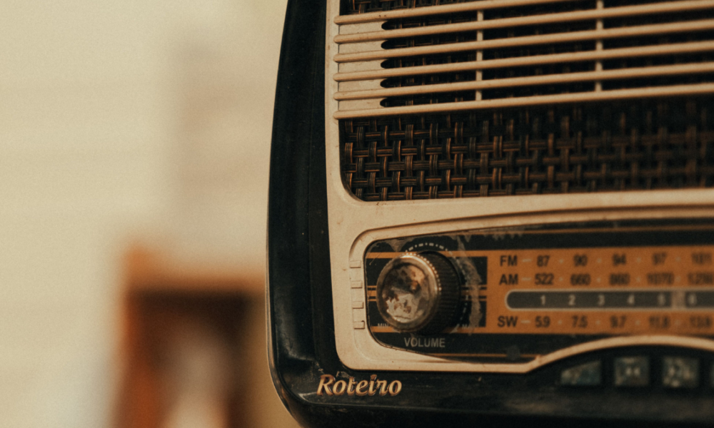 Rádio vintage com dial FM, remetendo aos sucessos atemporais da Prime News FM SJC