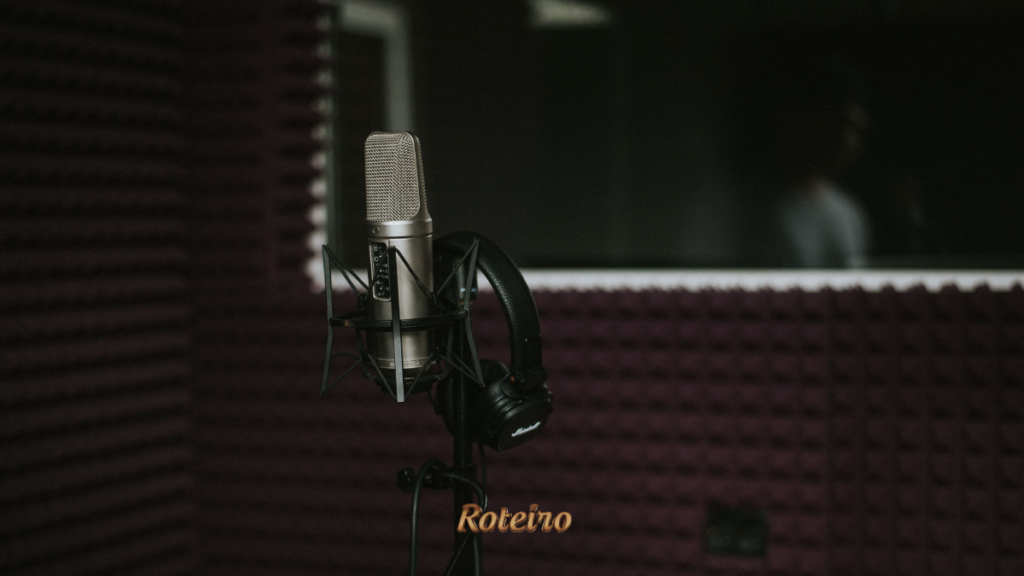 Microfone de estúdio, referência ao jornalismo e à produção da Prime News FM SJC