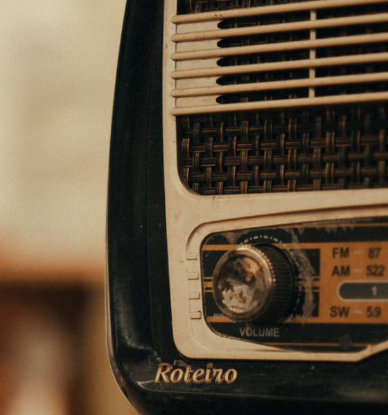 Rádio vintage com dial FM, remetendo aos sucessos atemporais da Prime News FM SJC