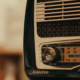 Rádio vintage com dial FM, remetendo aos sucessos atemporais da Prime News FM SJC