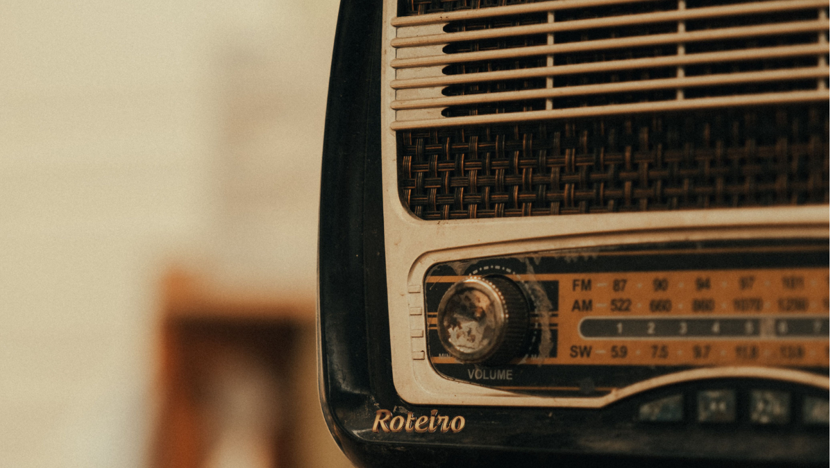 Rádio vintage com dial FM, remetendo aos sucessos atemporais da Prime News FM SJC