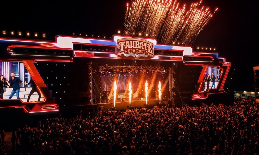 Palco do Taubaté Expo Rodeo 2026 com fogos de artifício e multidão