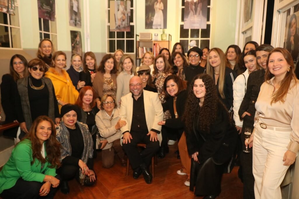 Todas pelo Vicentina SJC — Willian Roggles com o grupo de convidadas