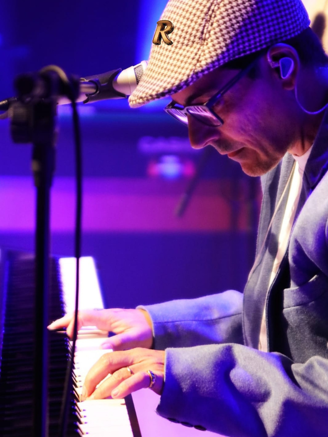 Lelo Nahssen toca piano no show Piano Experience em SJC