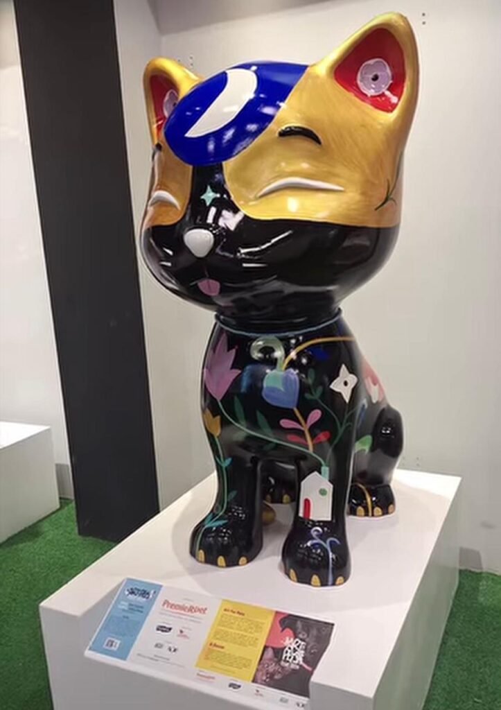 Escultura de gato preto e dourado na Art for Pets Tour SJC