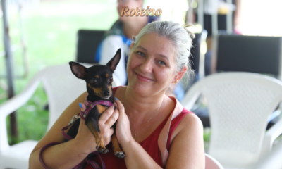 Tutora com pet durante campanha de castração gratuita de pets em São José dos Campos
