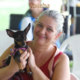 Tutora com pet durante campanha de castração gratuita de pets em São José dos Campos