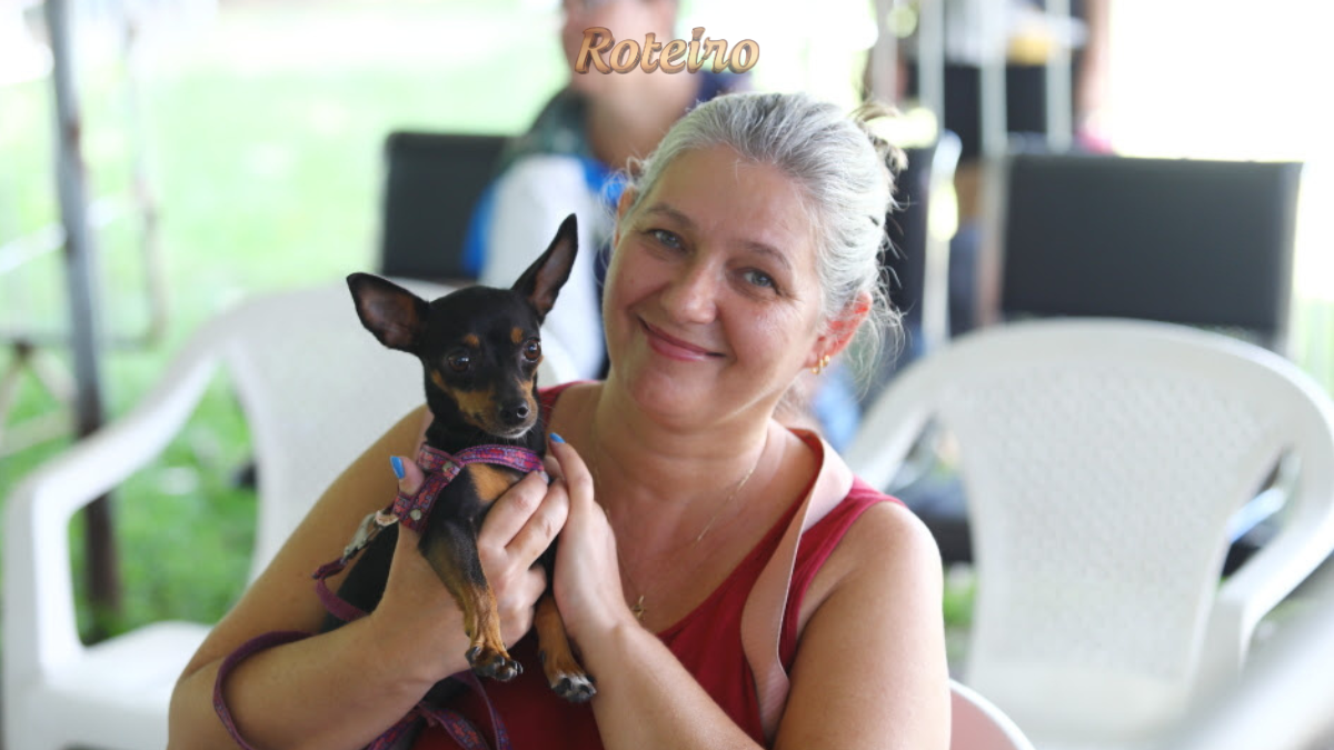 Tutora com pet durante campanha de castração gratuita de pets em São José dos Campos