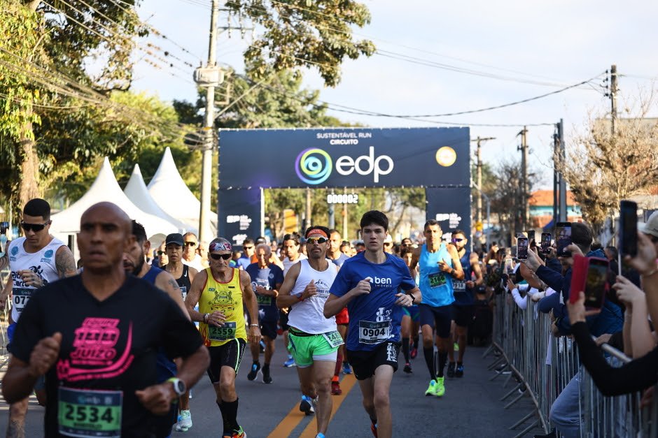Corredores na largada da Corrida Eugênio de Melo, no Circuito EDP, em São José dos Campos