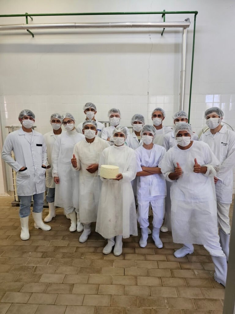Curso de Formação Queijeira reúne jovens da primeira turma em aula prática em Cunha