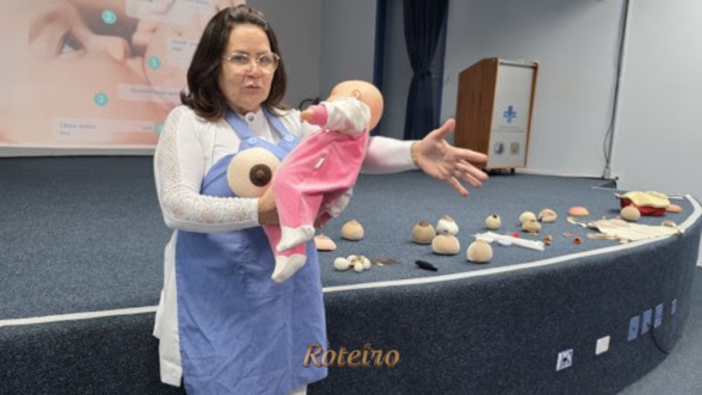 Parto seguro e humanizado: profissional demonstra técnica de amamentação no Curso de Gestantes