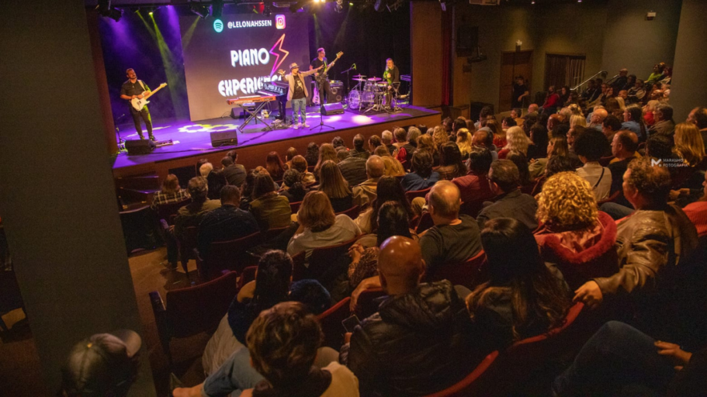 Plateia lotada em apresentação do Piano Experience, que chega a SJC