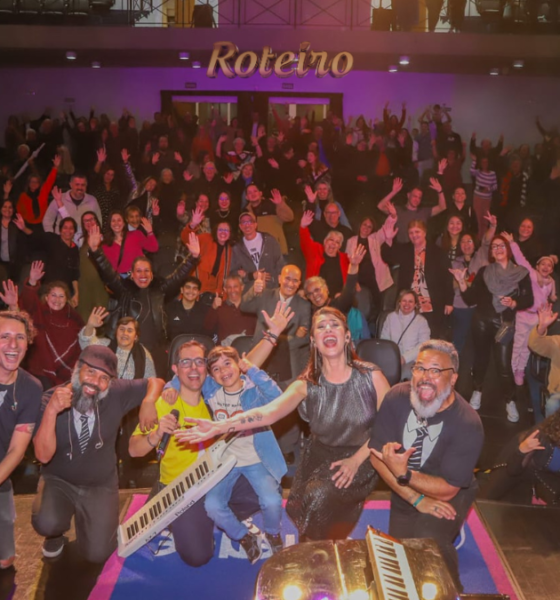 Plateia lotada em apresentação do Piano Experience, que chega a SJC
