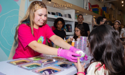 Sorveteria da Mel Slime: atendimento monta o sorvete de slime personalizado