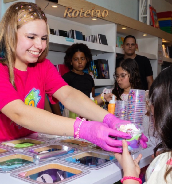 Sorveteria da Mel Slime: atendimento monta o sorvete de slime personalizado