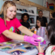 Sorveteria da Mel Slime: atendimento monta o sorvete de slime personalizado