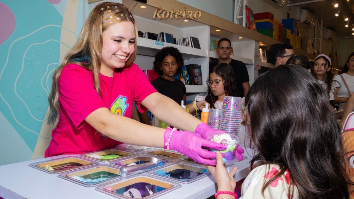 Sorveteria da Mel Slime: atendimento monta o sorvete de slime personalizado