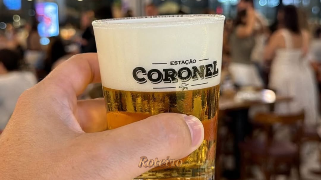 Bar Estação Coronel Taubaté — chope servido em copo personalizado da marca