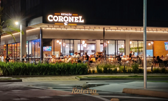 Bar Estação Coronel Taubaté — fachada iluminada de uma unidade da marca