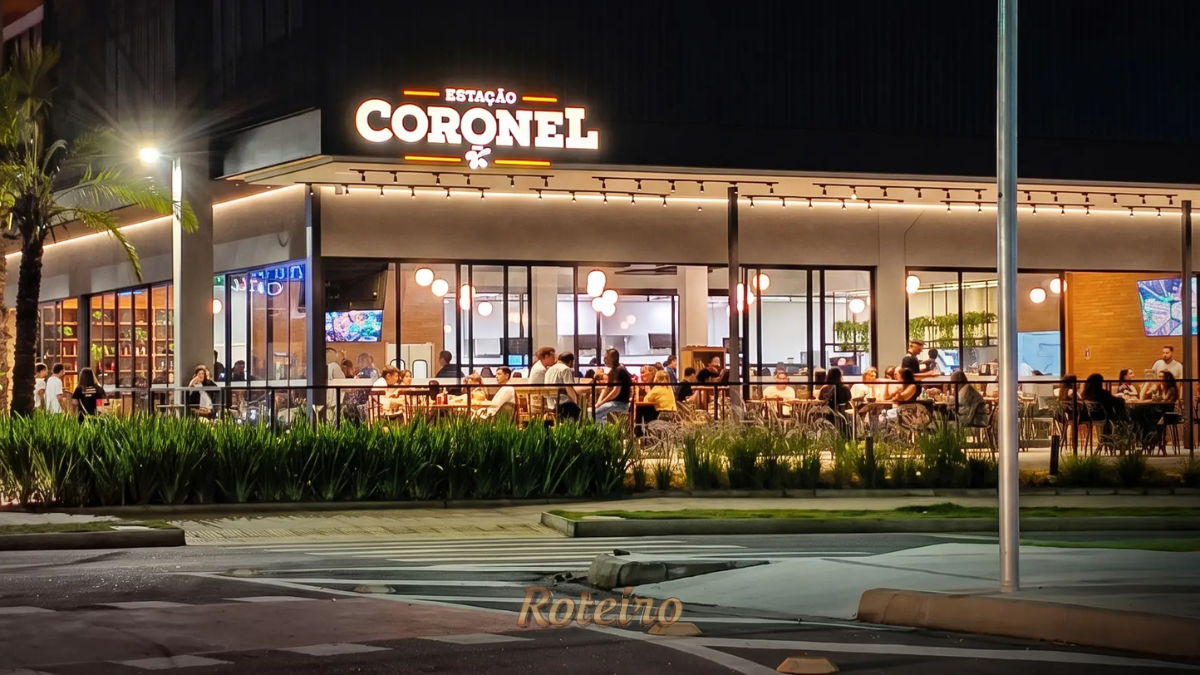 Bar Estação Coronel Taubaté — fachada iluminada de uma unidade da marca