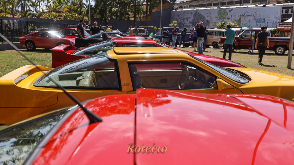Guararema Classic Cars atrai famílias para ver carros antigos