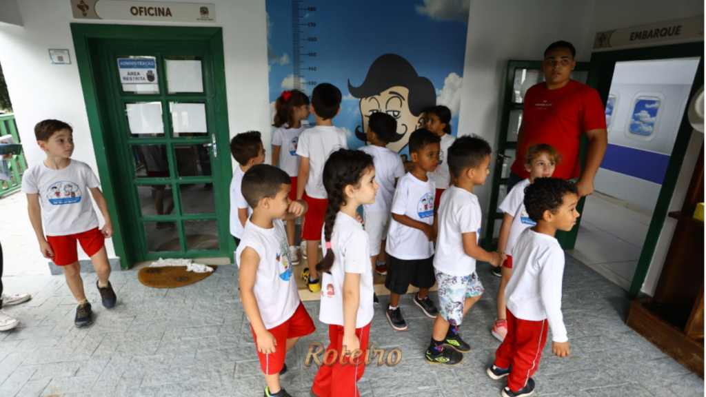 Casa de Santos Dumont recebe visita de crianças em SJC