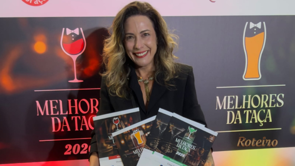 Chef Anouk Migotto premiada segura os certificados do Melhores da Taça 2026 em São Paulo