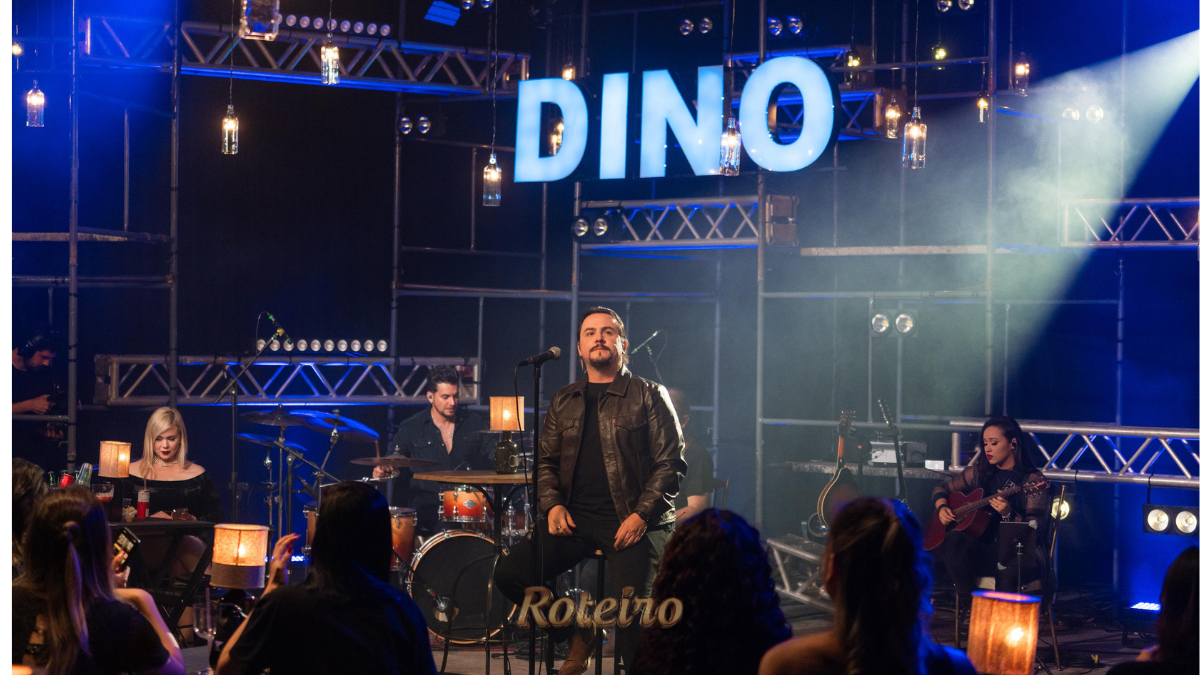Dino Fonseca Sunset SJC: cantor se apresenta com a banda no palco