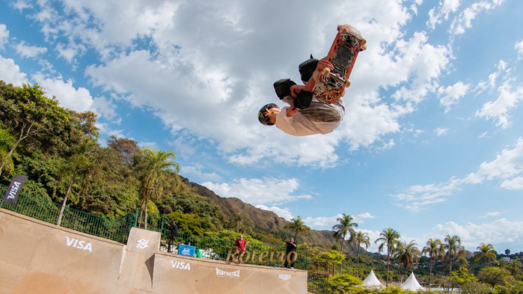 Eric Costa skate SJC em manobra na rampa de skate vertical