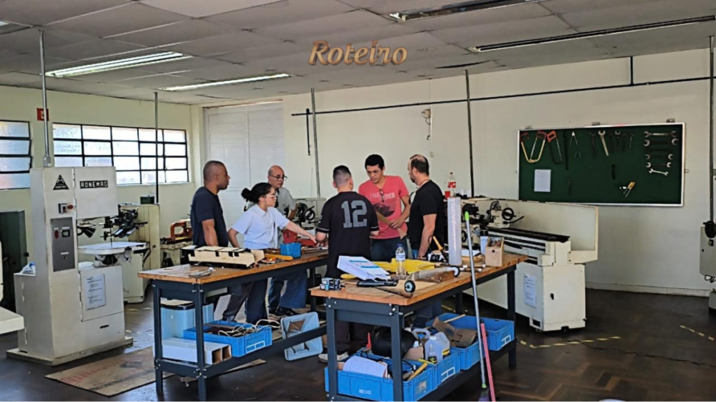ETEP volta ao Aerodesign: equipe AeroETEP reunida na oficina com professores