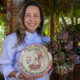 Festival da Alcachofra 2026: chef Anouk Migotto com alcachofras e a cerâmica do Prato da Boa Lembrança