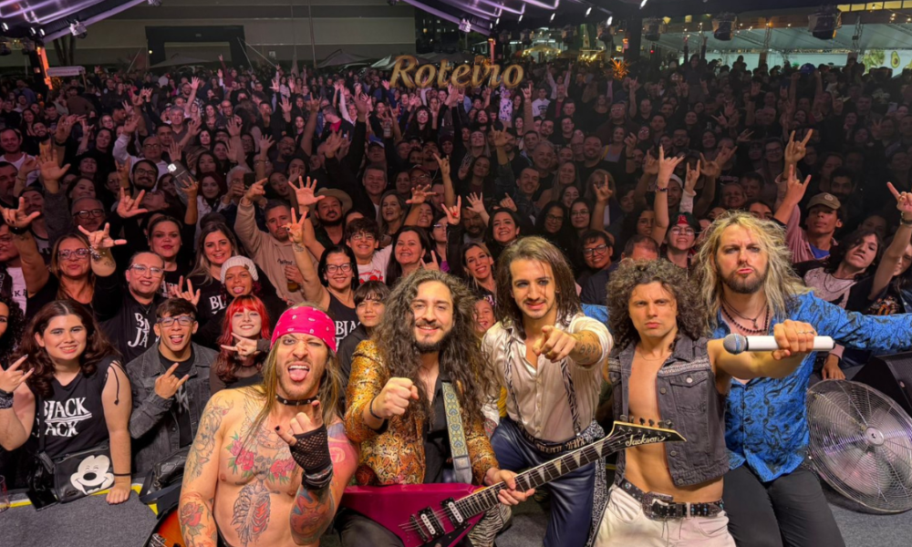 Festival Sabor e Som: banda posa com o público diante do palco sob a tenda do CenterVale
