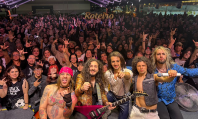 Festival Sabor e Som: banda posa com o público diante do palco sob a tenda do CenterVale