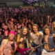 Festival Sabor e Som: banda posa com o público diante do palco sob a tenda do CenterVale