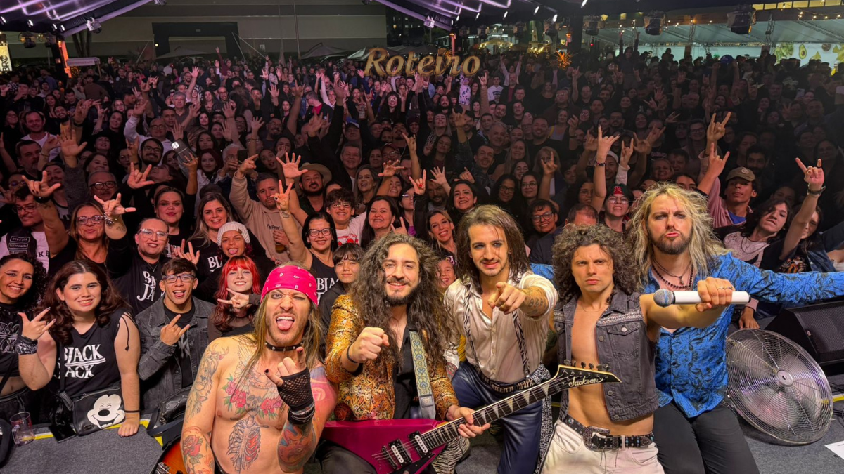Festival Sabor e Som: banda posa com o público diante do palco sob a tenda do CenterVale