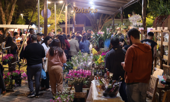 Flores e Licores Guararema: público reunido no festival à noite